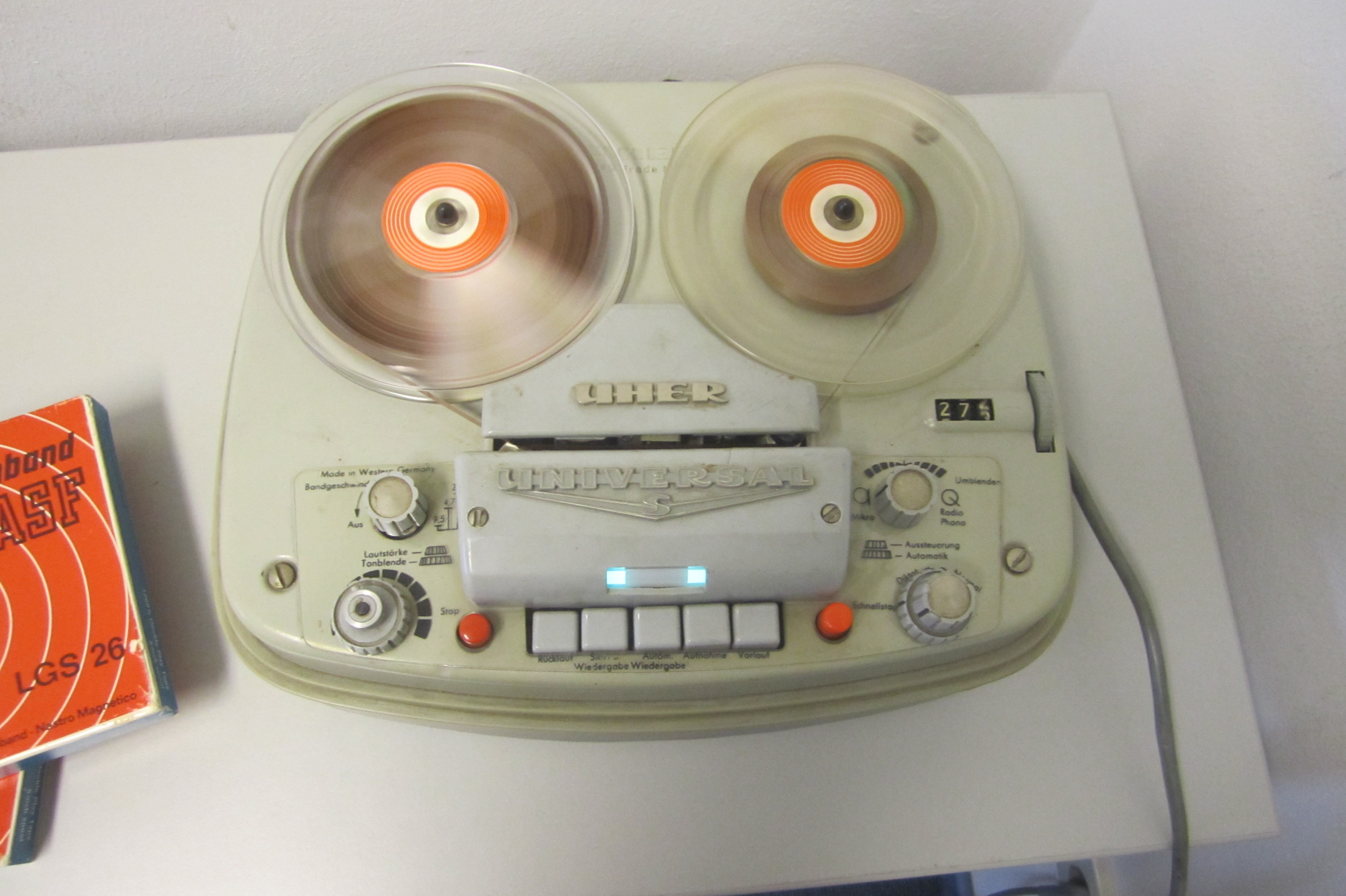 Image of a tape recorder of the type used by the BOLSA project for voice recordings