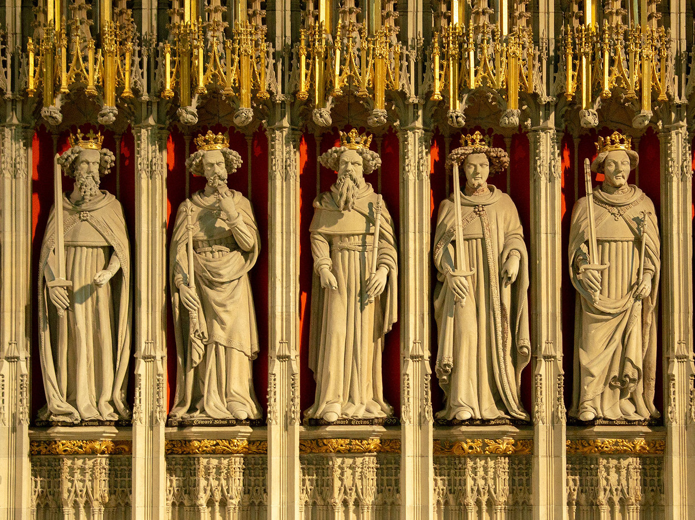 Fifteenth-century Kings‘ Screen in York Minster, made up of numerous statues of English kings, from William the Conqueror to Henry VI. By Peter K. Burian [CC BY-SA 4.0]