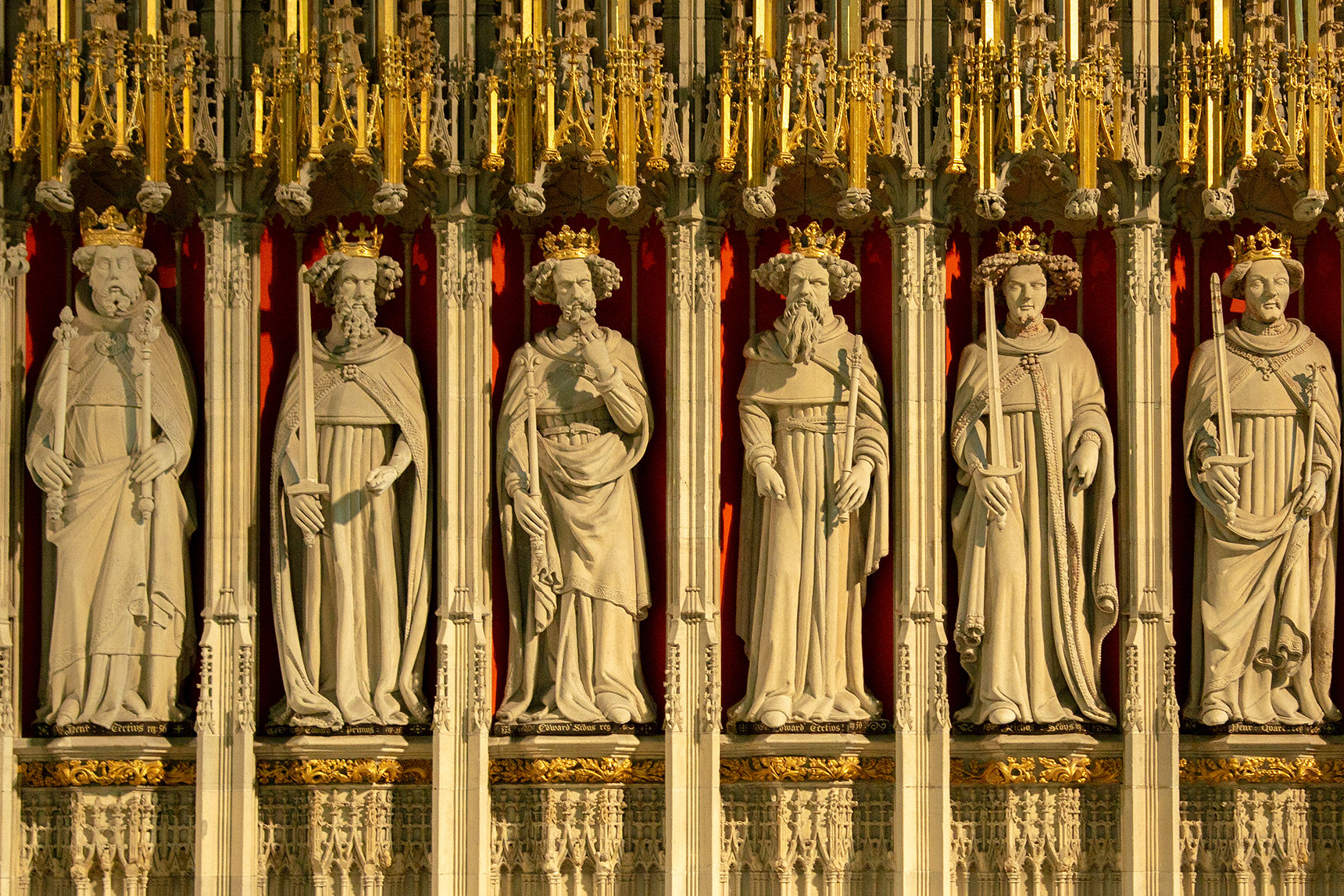 Fifteenth-century Kings‘ Screen in York Minster, made up of numerous statues of English kings, from William the Conqueror to Henry VI. By Peter K. Burian [CC BY-SA 4.0]