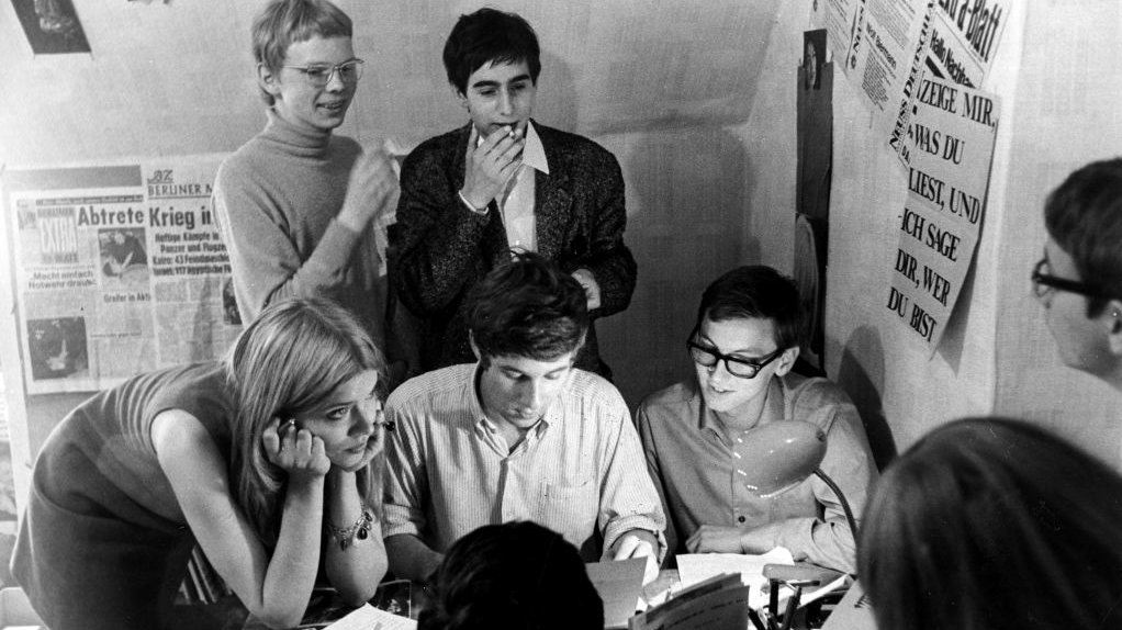 Black and white image of a group of students during the student revolution, 1967/68, West Berlin (Stiftung Haus der Geschichte, Ludwig Binder, [CC BY-SA 2.0])