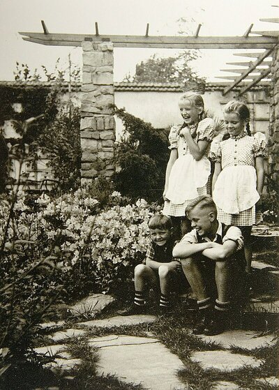 Image of four of Rudolf Höß's children in the garden of the house in Oświęcim, which was located next to the camp