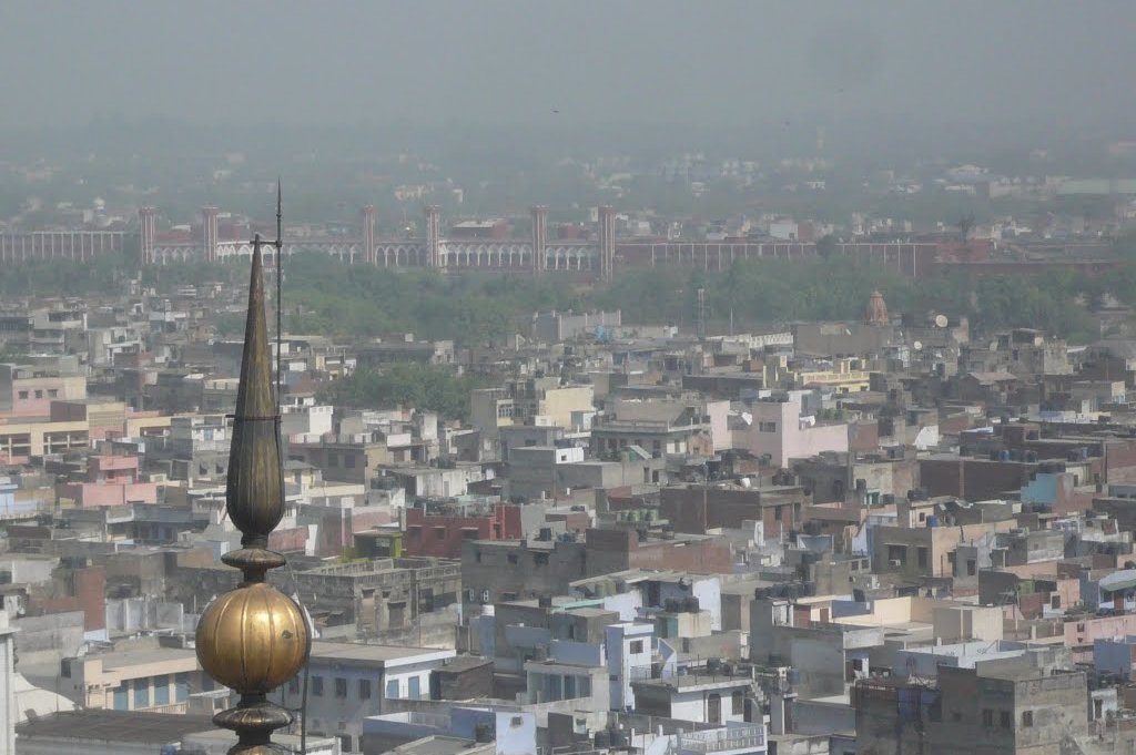 A picture of the rooftops and distant hazy skyline of Old Delhi
